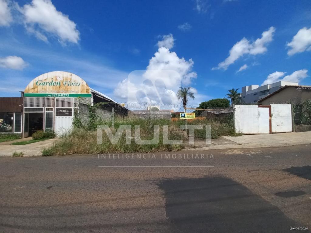 Terreno à venda com 1 quarto, 360m² - Foto 2
