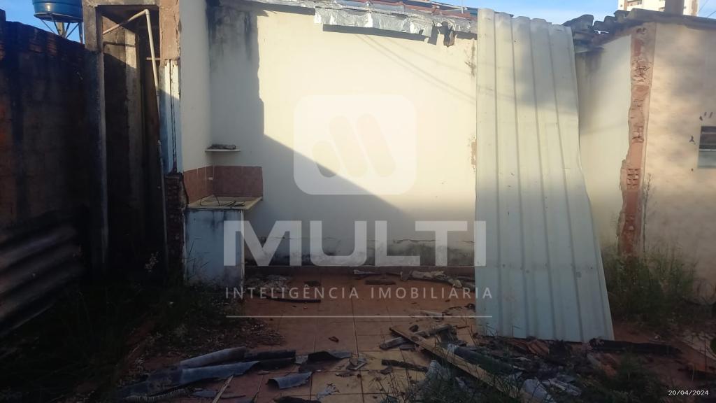Casa à venda com 2 quartos, 291m² - Foto 2