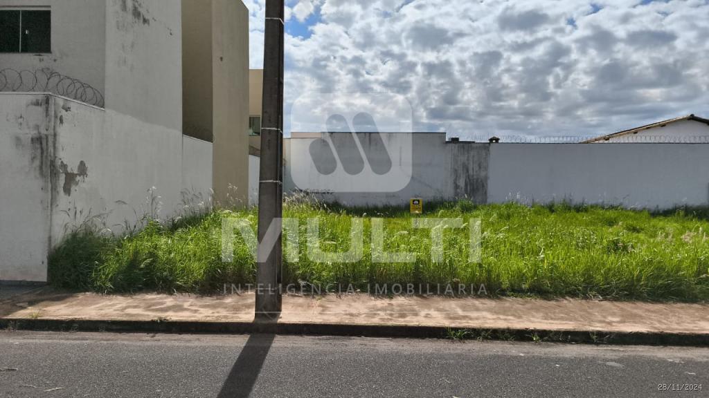 Terreno à venda com 1 quarto, 250m² - Foto 2
