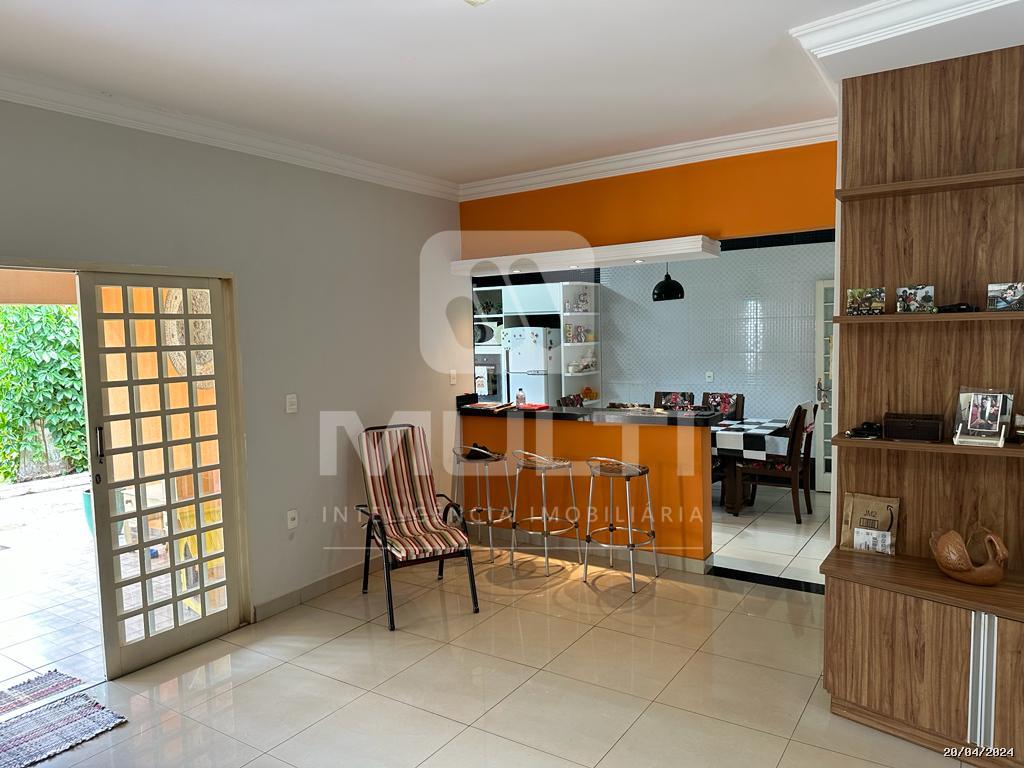 Casa à venda com 3 quartos, 250m² - Foto 2