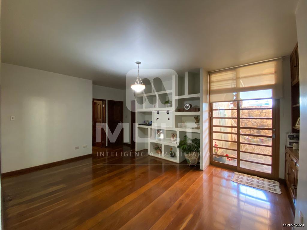 Casa à venda com 4 quartos, 238m² - Foto 1