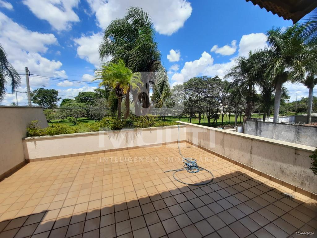 Casa à venda com 3 quartos, 470m² - Foto 2