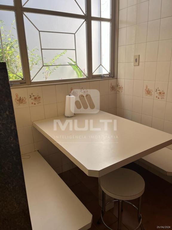 Casa à venda com 3 quartos, 210m² - Foto 1
