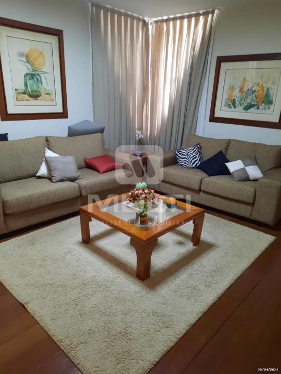 Casa à venda com 3 quartos, 210m² - Foto 2
