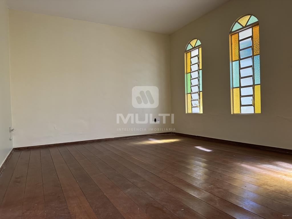 Casa à venda com 3 quartos, 202m² - Foto 2