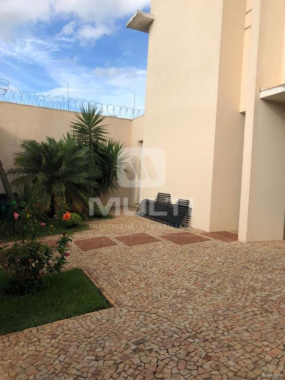 Casa à venda com 3 quartos, 266m² - Foto 1