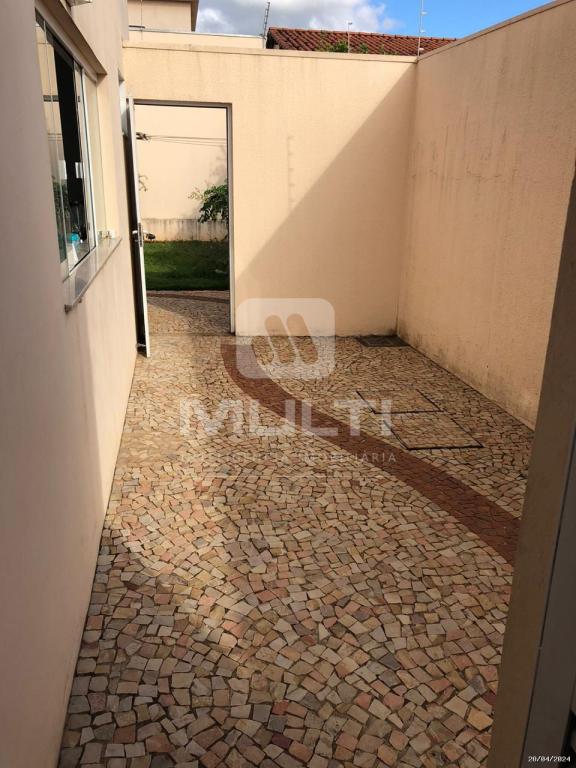 Casa à venda com 3 quartos, 266m² - Foto 3