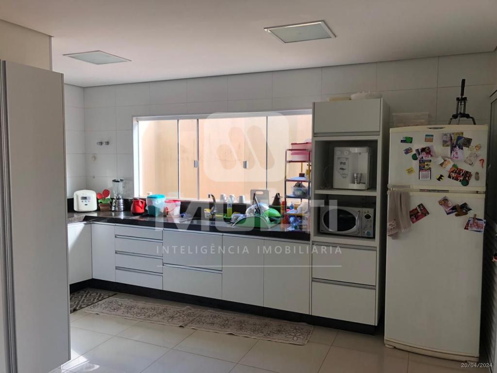Casa à venda com 3 quartos, 266m² - Foto 4