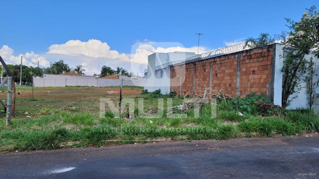 Terreno à venda com 1 quarto, 250m² - Foto 1