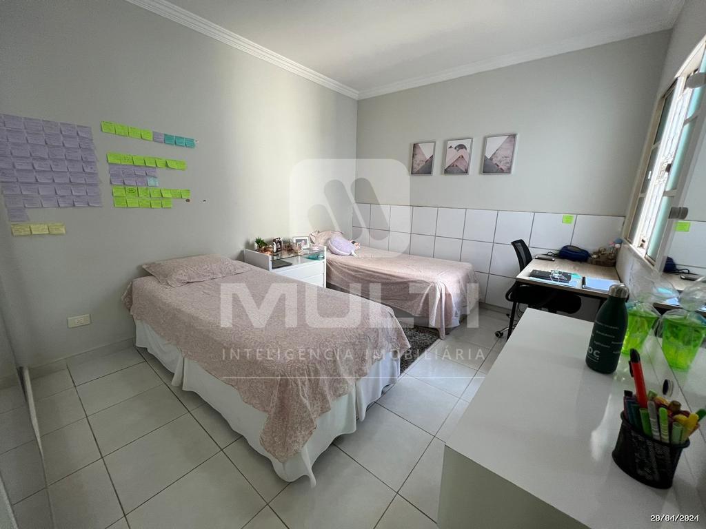 Casa à venda com 3 quartos, 250m² - Foto 2