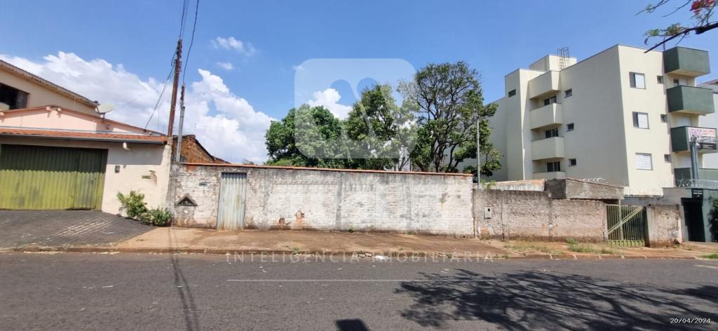 Terreno à venda com 1 quarto, 528m² - Foto 1