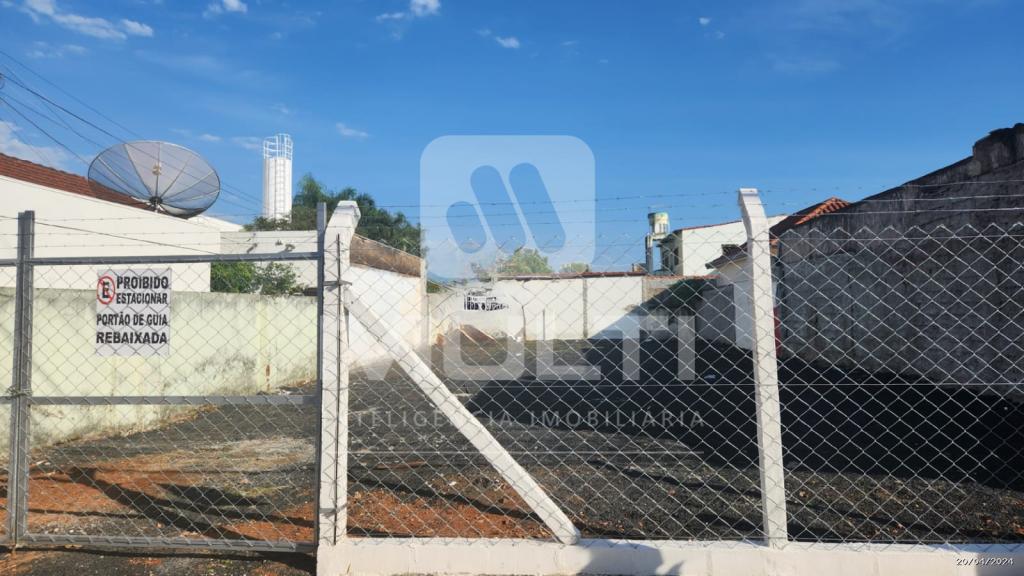 Terreno à venda com 1 quarto, 360m² - Foto 1