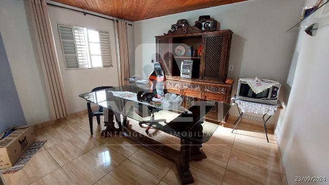 Casa à venda com 3 quartos, 250m² - Foto 2