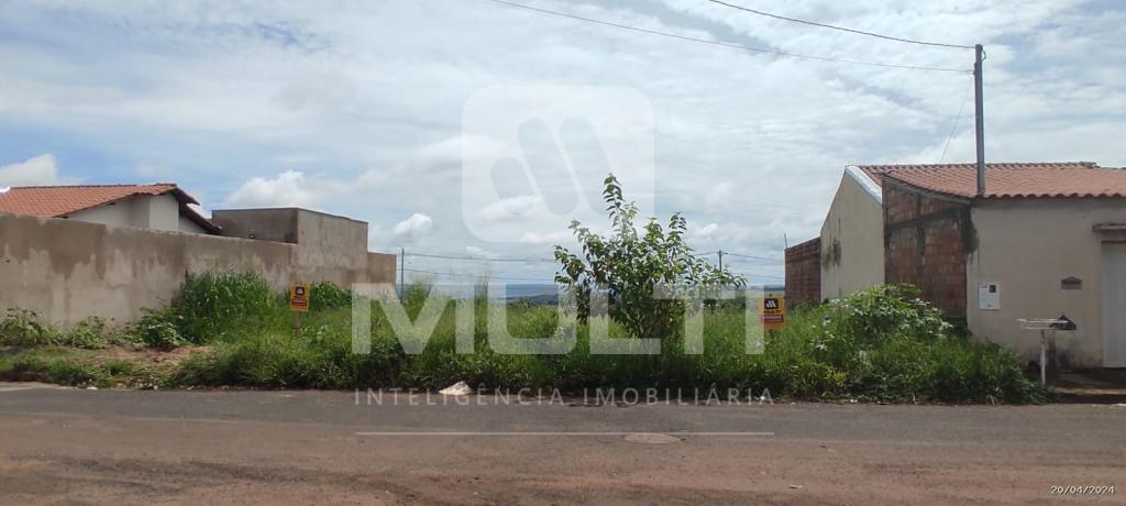 Terreno à venda com 1 quarto, 250m² - Foto 1