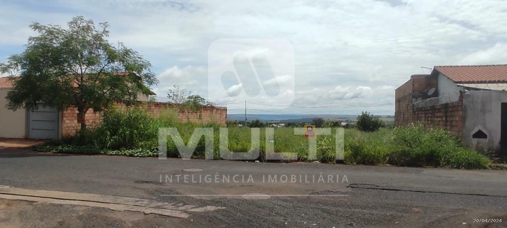 Terreno à venda com 1 quarto, 250m² - Foto 3