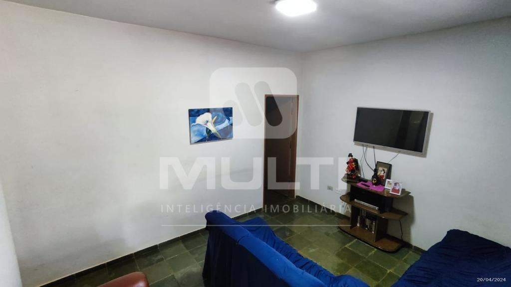 Chácara à venda com 4 quartos, 266m² - Foto 1