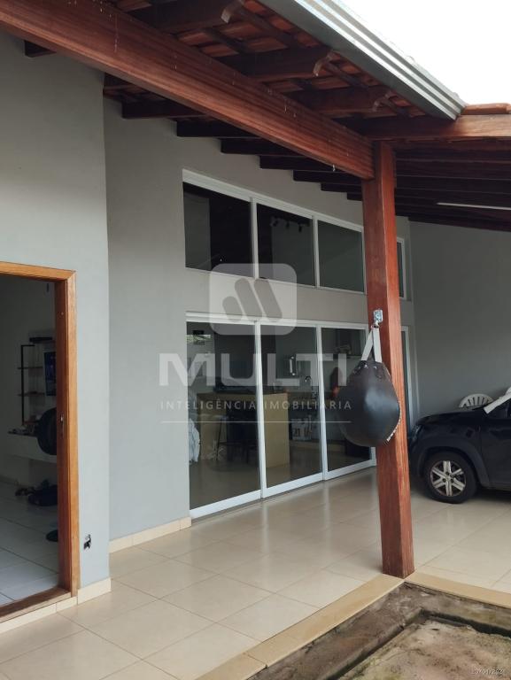 Casa à venda com 3 quartos, 200m² - Foto 1