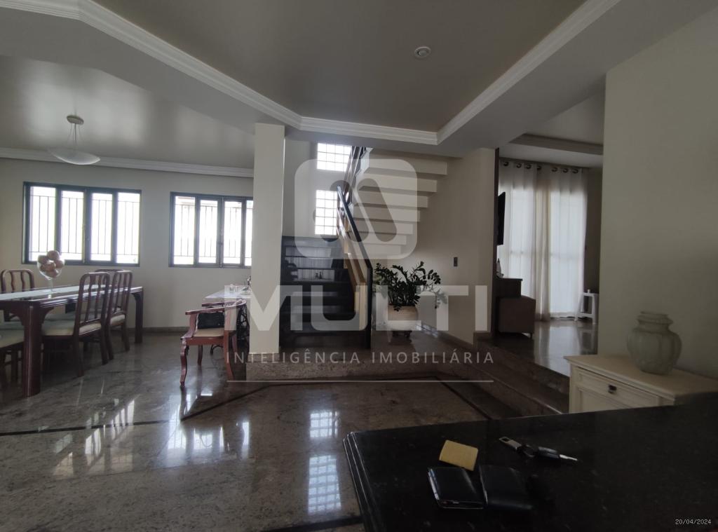 Casa à venda com 4 quartos, 402m² - Foto 1