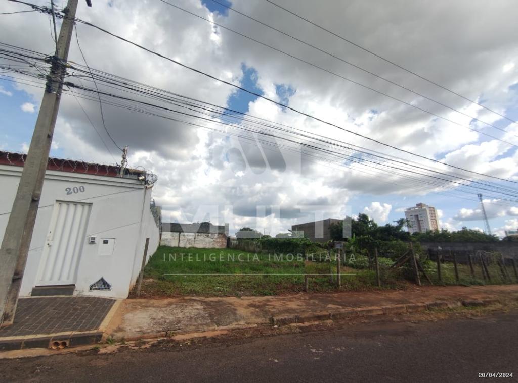 Terreno à venda com 1 quarto, 420m² - Foto 1