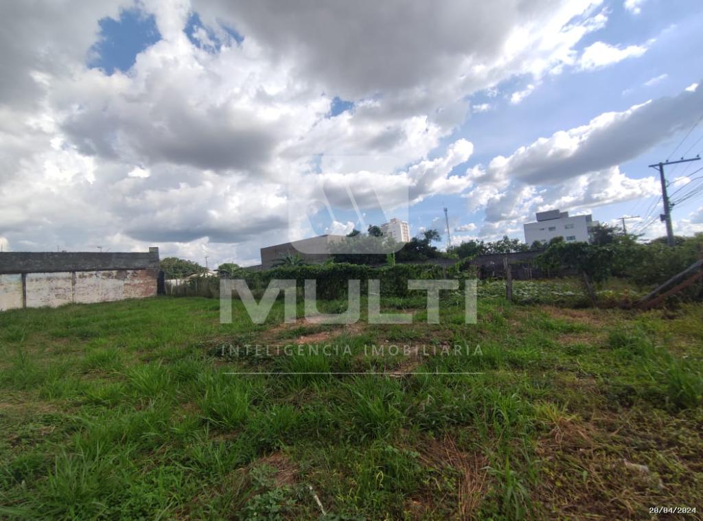 Terreno à venda com 1 quarto, 420m² - Foto 2