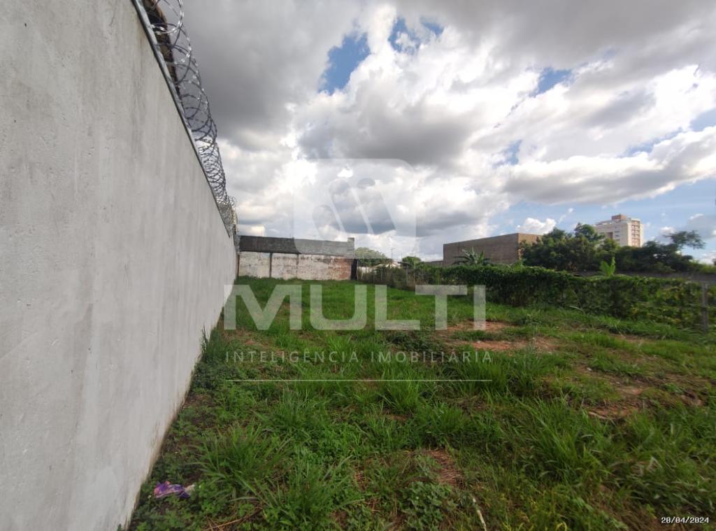 Terreno à venda com 1 quarto, 420m² - Foto 3