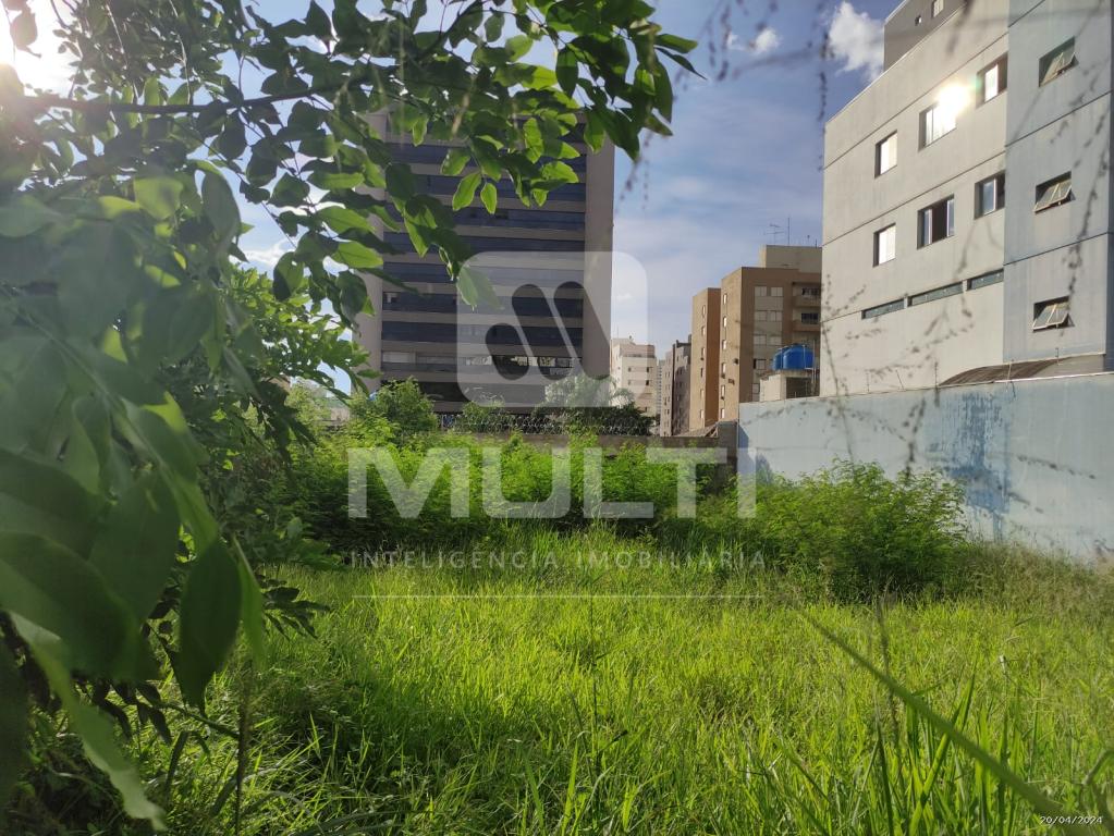 Terreno à venda com 1 quarto, 525m² - Foto 1