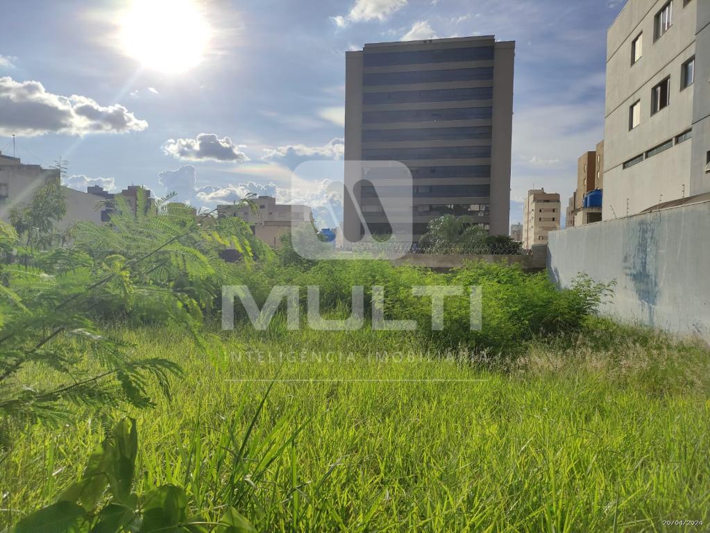 Terreno à venda com 1 quarto, 525m² - Foto 2