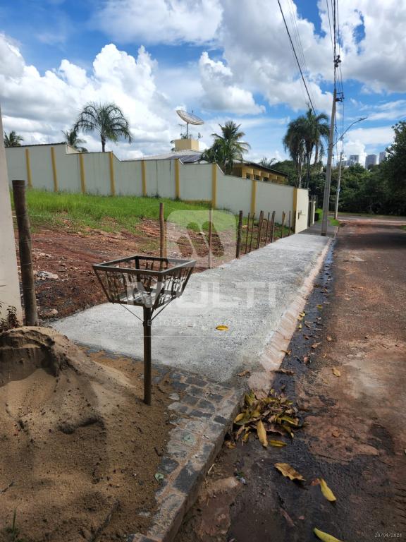 Terreno à venda com 1 quarto, 360m² - Foto 1