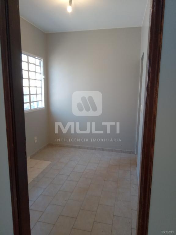 Casa à venda com 2 quartos, 100m² - Foto 1