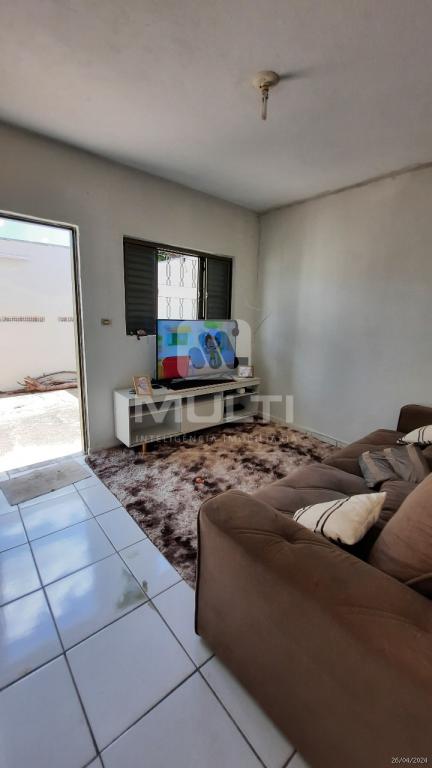Casa à venda com 3 quartos, 70m² - Foto 1