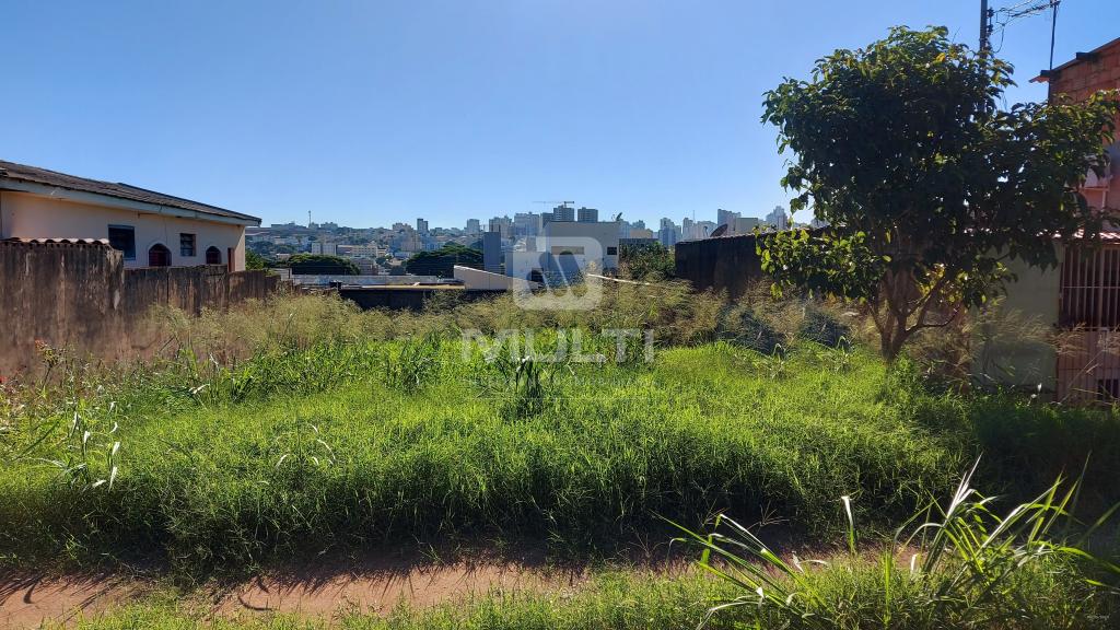 Terreno à venda com 1 quarto, 360m² - Foto 1