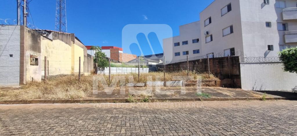 Terreno à venda com 1 quarto, 333m² - Foto 1