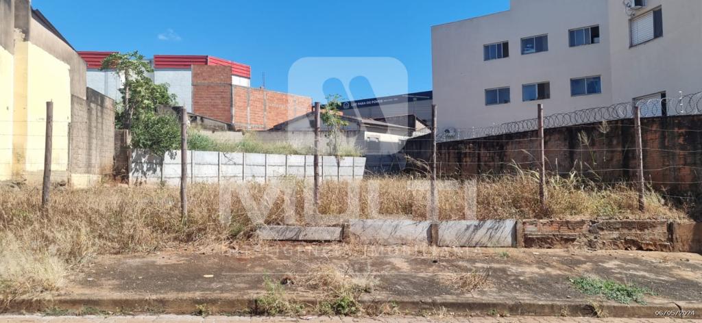 Terreno à venda com 1 quarto, 333m² - Foto 2