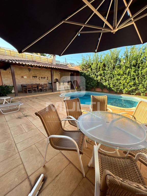 Casa à venda com 6 quartos, 450m² - Foto 1