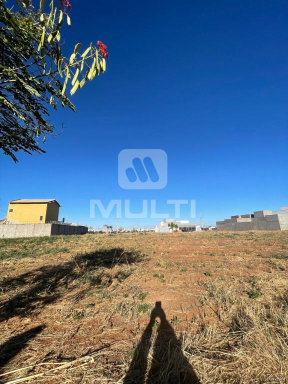 Terreno à venda com 1 quarto, 286m² - Foto 1