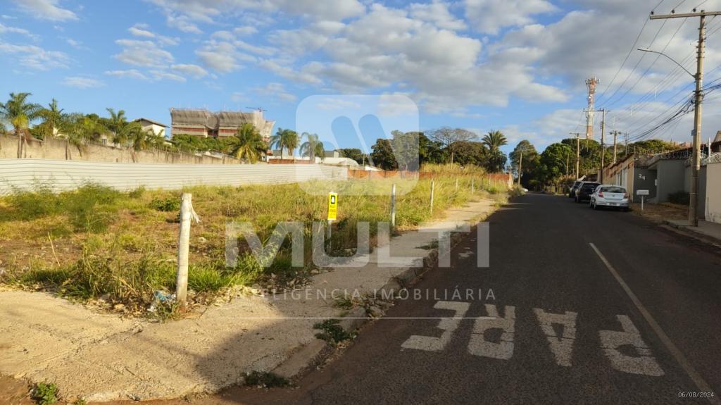 Terreno à venda com 1 quarto, 1100m² - Foto 1