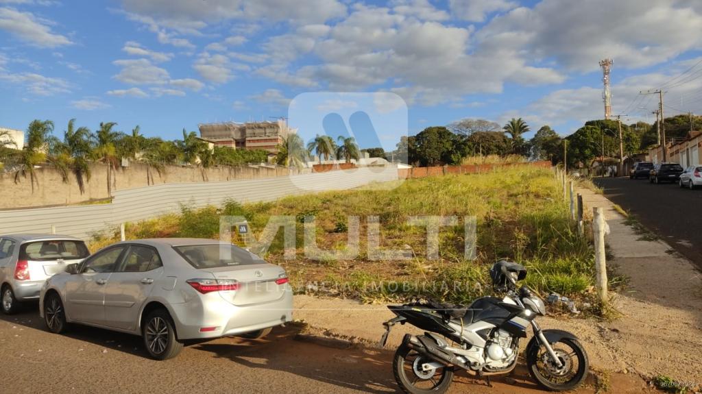 Terreno à venda com 1 quarto, 1100m² - Foto 2