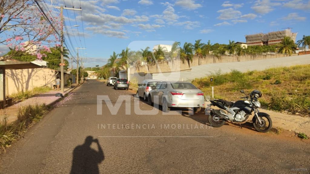 Terreno à venda com 1 quarto, 1100m² - Foto 3