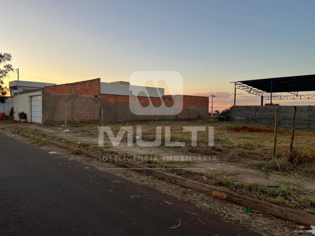 Terreno à venda com 1 quarto, 250m² - Foto 2