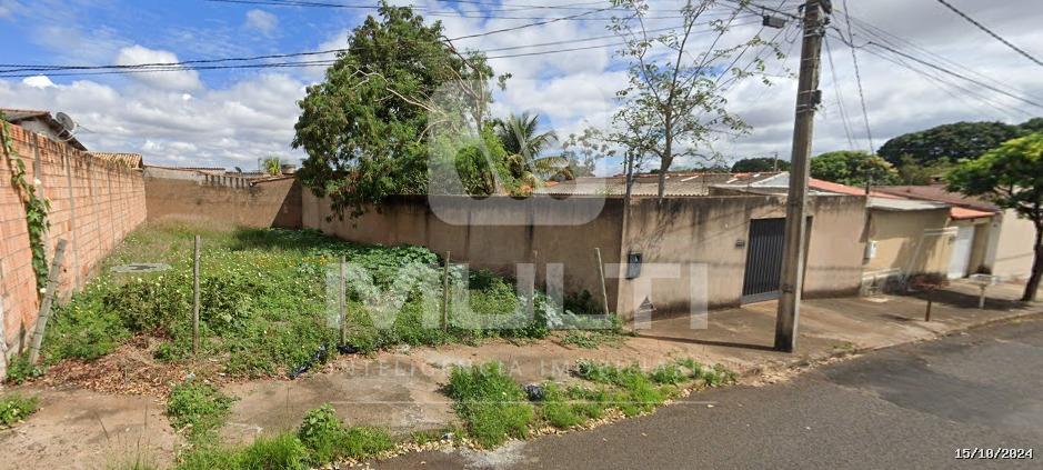 Terreno à venda com 1 quarto, 250m² - Foto 2