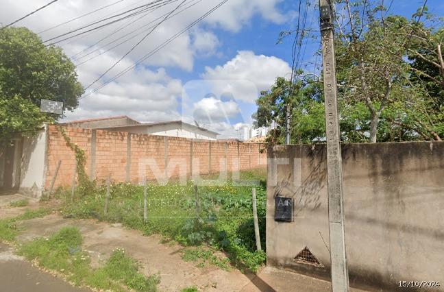 Terreno à venda com 1 quarto, 250m² - Foto 3