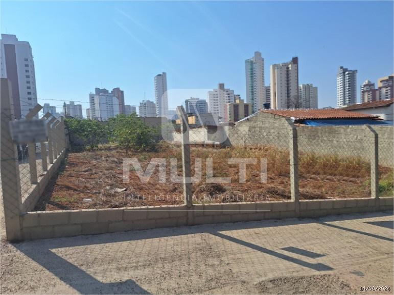 Terreno à venda com 1 quarto, 300m² - Foto 2