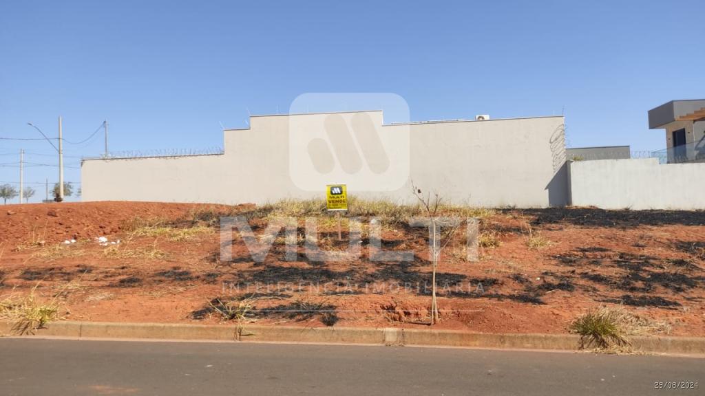 Terreno à venda com 1 quarto, 253m² - Foto 1