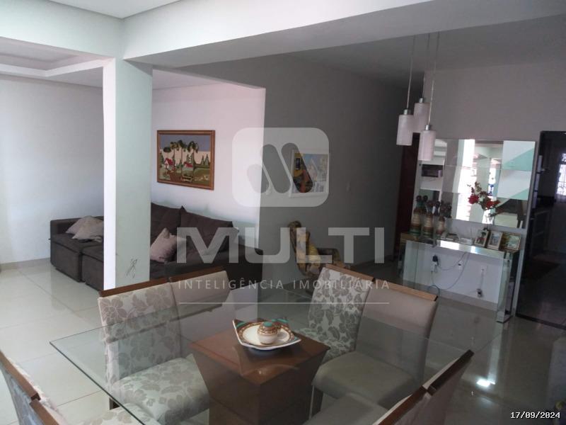 Casa à venda com 4 quartos, 247m² - Foto 1
