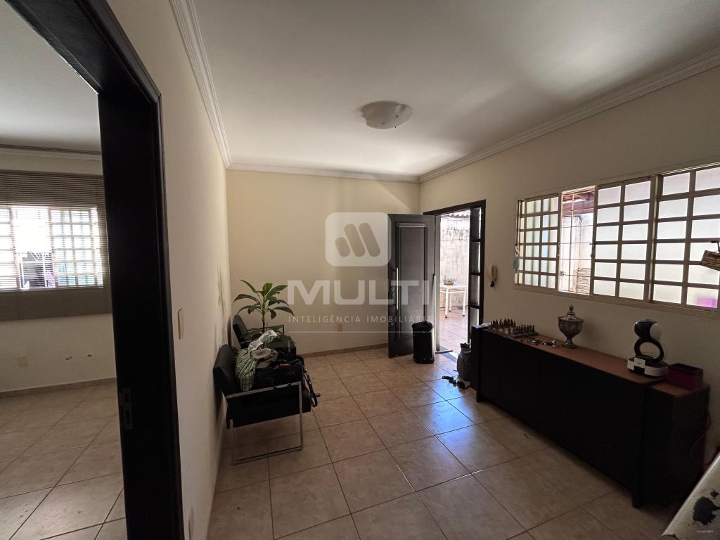 Casa à venda com 5 quartos, 236m² - Foto 1