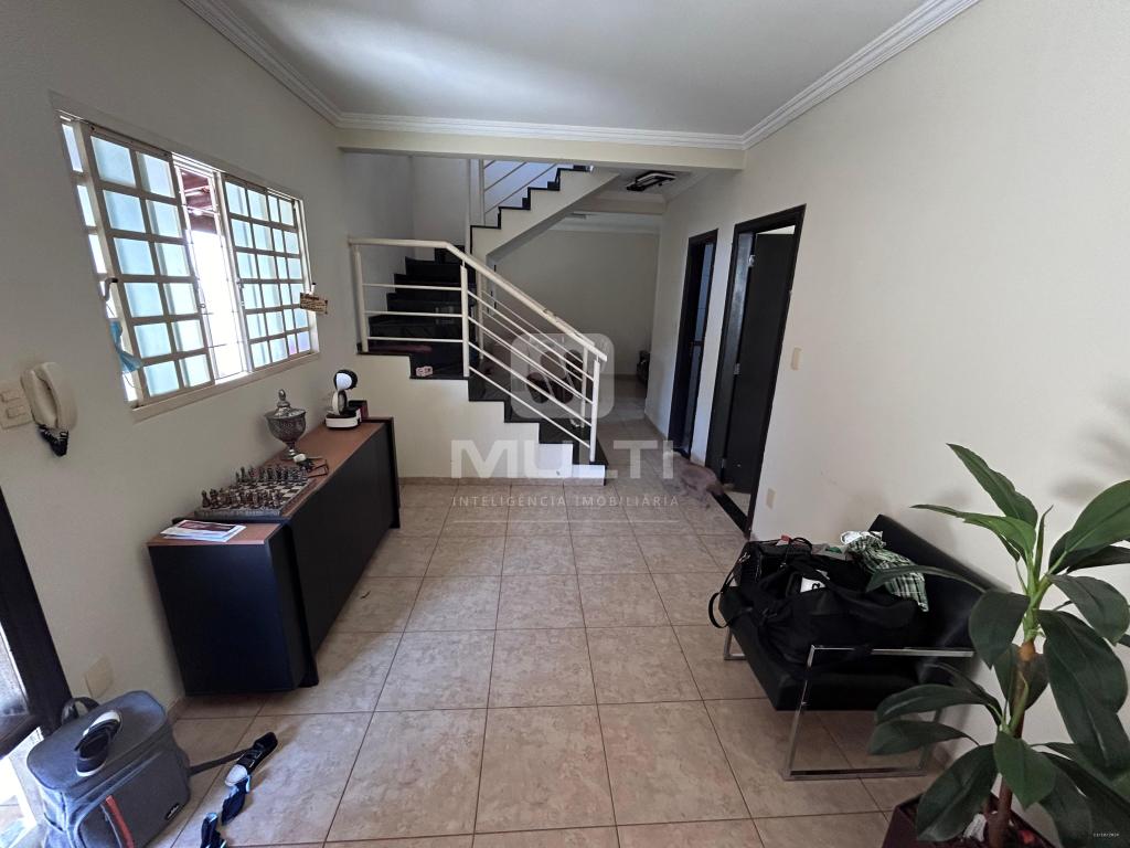 Casa à venda com 5 quartos, 236m² - Foto 2