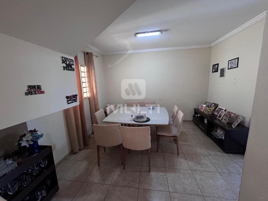 Casa à venda com 5 quartos, 236m² - Foto 3
