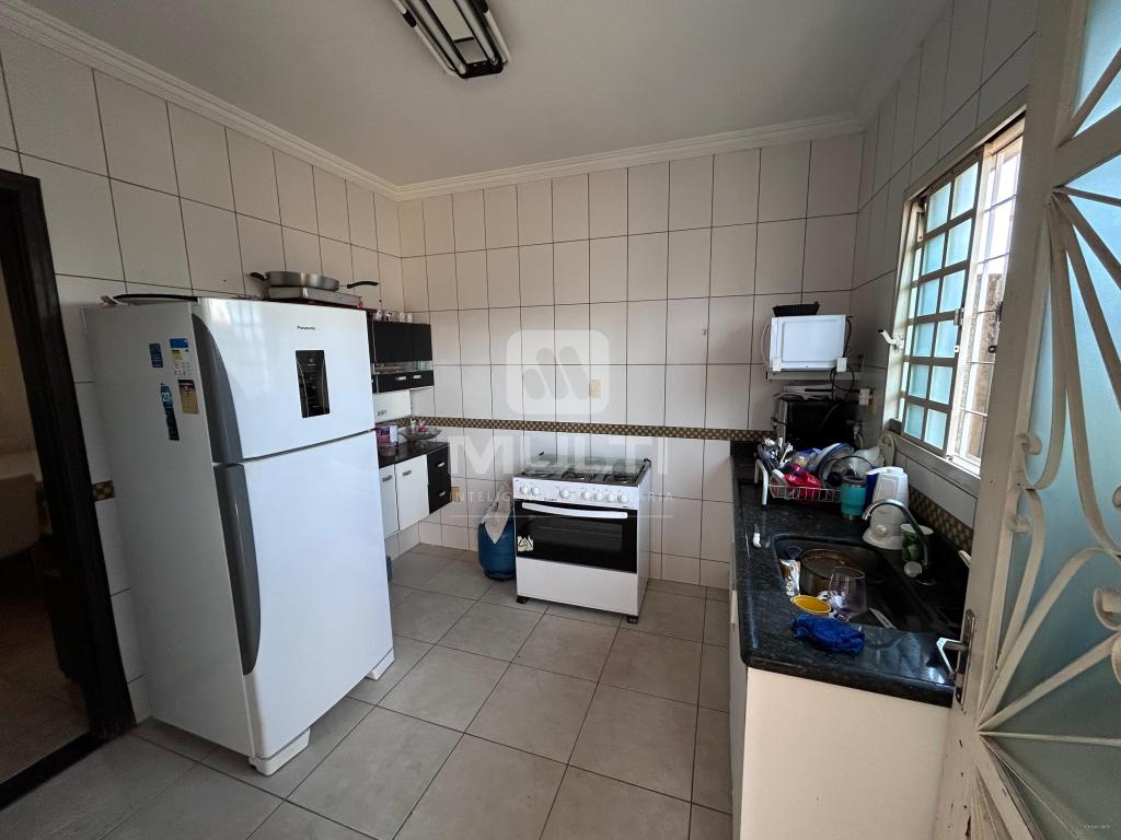 Casa à venda com 5 quartos, 236m² - Foto 4