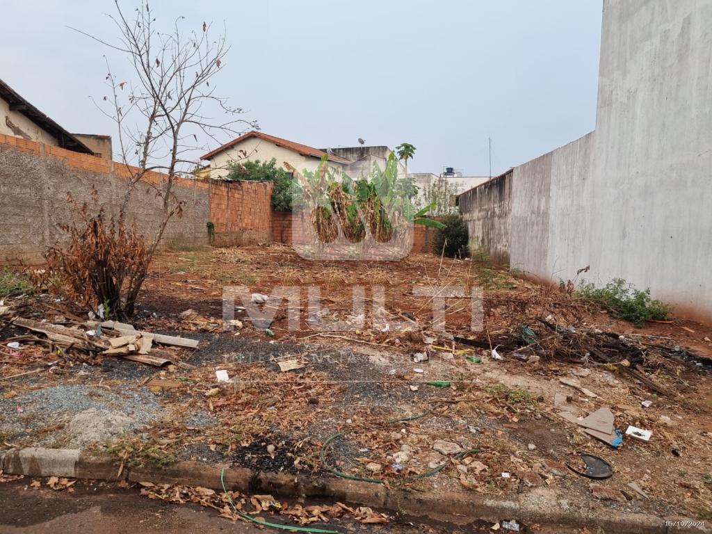 Terreno à venda com 1 quarto, 360m² - Foto 1