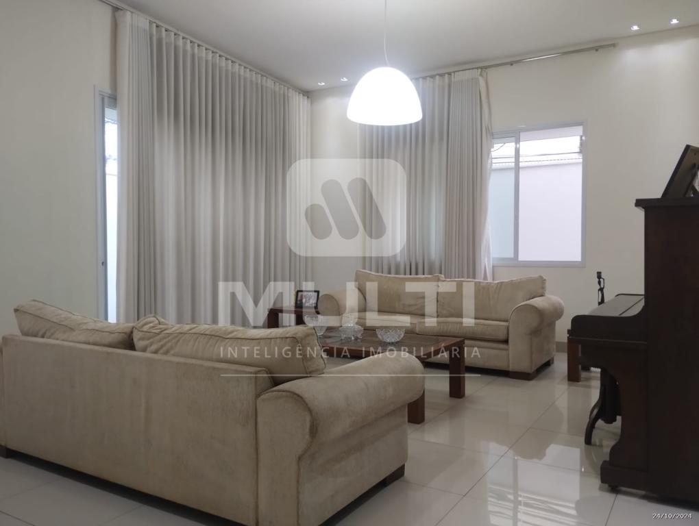 Casa à venda com 3 quartos, 214m² - Foto 1